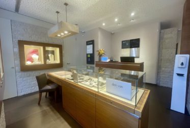 MAGNIFIQUE SURFACE COMMERCIALE AVEC VITRINE