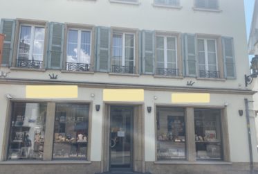 MAGNIFIQUE SURFACE COMMERCIALE AVEC VITRINE