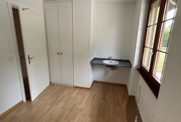 5,5 PIECES DANS UNE VILLA AVEC GRAND JARDIN