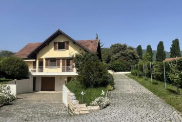 5,5 PIECES DANS UNE VILLA AVEC GRAND JARDIN