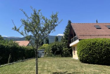 5,5 PIECES DANS UNE VILLA AVEC GRAND JARDIN