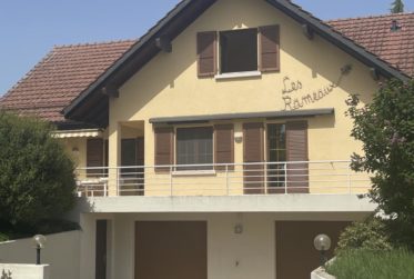 5,5 PIECES DANS UNE VILLA AVEC GRAND JARDIN