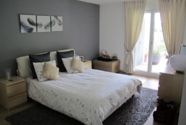 BEL APPARTEMENT (REZ DE JARDIN) - ROLLE