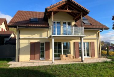 VILLA 6.5 PIECES - DANS LES VIGNES - VUE LAC - GILLY