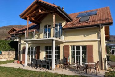 VILLA 6.5 PIECES - DANS LES VIGNES - VUE LAC - GILLY