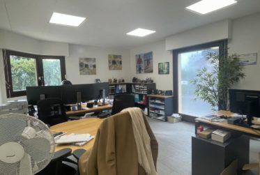 VASTE SURFACE COMMERCIALE MODULABLE DE 232 m² AVEC TERRASSE ET PARKING