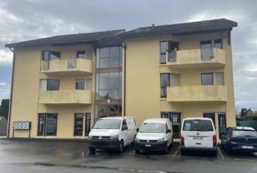 VASTE SURFACE COMMERCIALE MODULABLE DE 232 m² AVEC TERRASSE ET PARKING