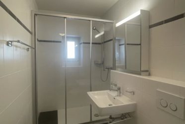 GRAND 2.5 PIECES MEUBLE AVEC VUE SUR LAC